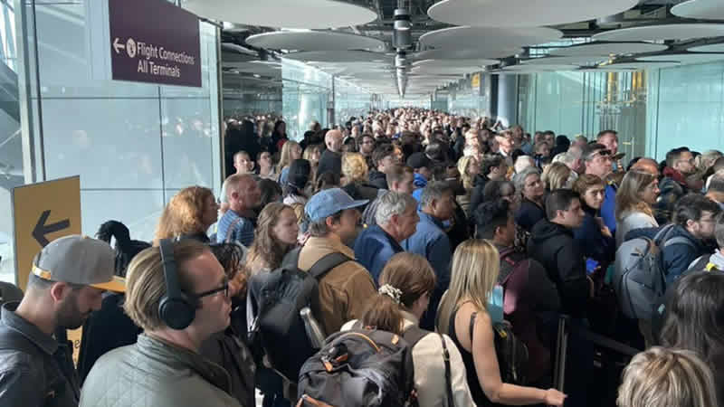 İngiltere havalimanlarındaki gecikmeler kaos yarattı