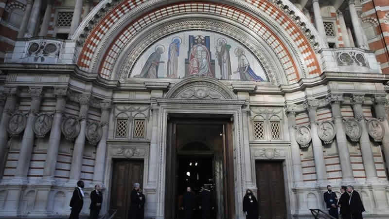 İngiltere’nin monarşi tarihinde ilk kez kadın rahipler taç giyme töreninde yer alacak