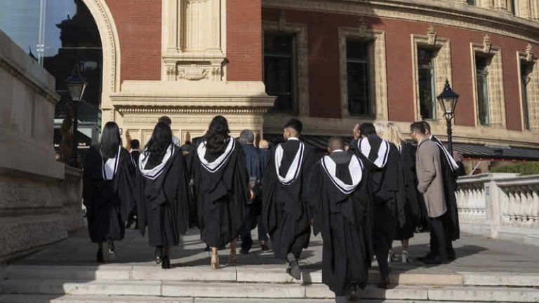 İngiltere’ye yüksek lisans için gelen uluslararası öğrenciler ailelerini getiremeyecek