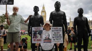 İngiltere Parlamentosu’nun önüne Assange, Manning ve Snowden heykeli dikildi