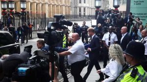 Prens Harry Londra’da hakim karşısına çıktı
