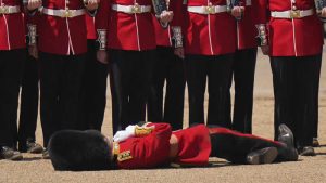 Prensin doğum günü hazırlıklarında İngiliz muhafız sıcaktan bayıldı