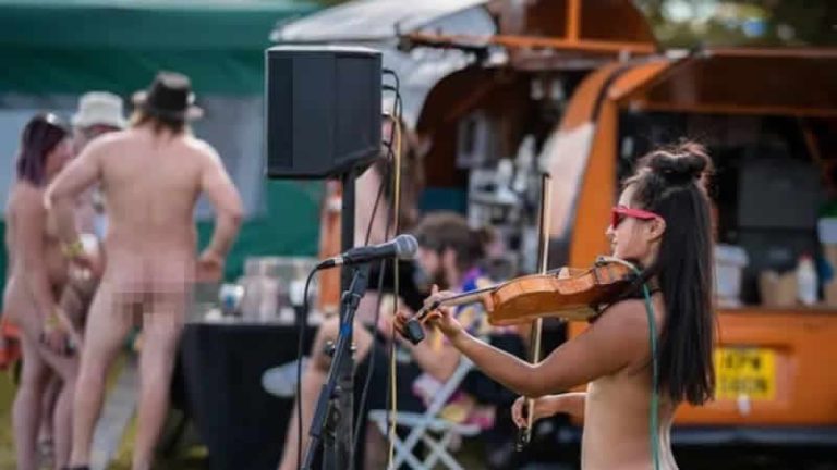 ‘Çıplak Glastonbury’ olarak bilinen ‘Nudefest’ yerli halkı kaçırdı