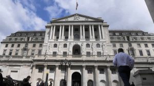 İngiltere Merkez Bankası Başkanı yüksek enflasyonun suçunu perakendecilere attı