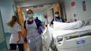 İngiltere’de 7.5 milyona yakın hasta sıra bekliyor