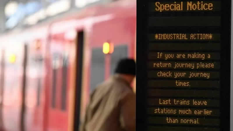 İngiltere’de demiryolu grevleri yaz tatili planlarını vurdu