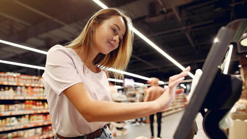 İngiltere’de perakende satışlar beklentileri aştı