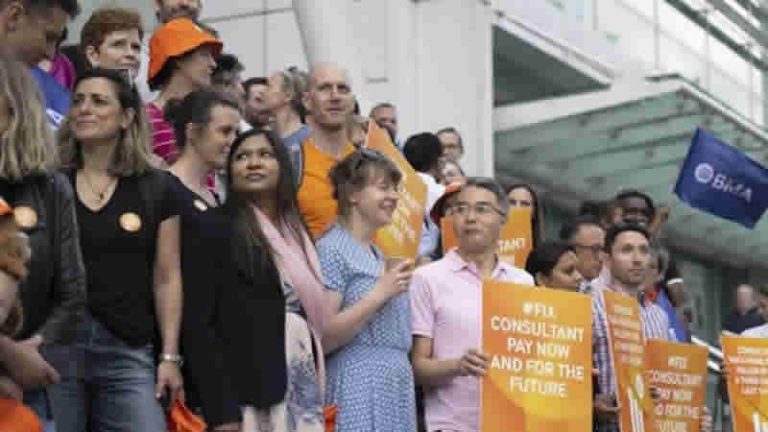 İngiltere’de uzman doktorlar 50 yıl sonra ilk kez greve gitti