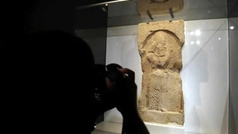 İngiltere’den İran’a iade edilen eser Tahran’da sergilendi