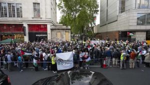 Londra’da İsrail’in Cenin’e yönelik saldırıları protesto edildi