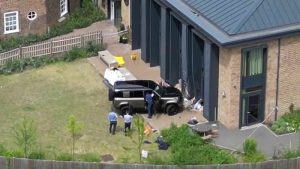 Londra’da bir araç ilkokula daldı: 1 kız çocuğu hayatını kaybetti