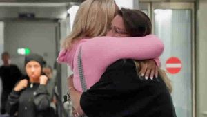 Rodos orman yangınlarından sonra yüzlerce kişi İngiltere’ye geri döndü