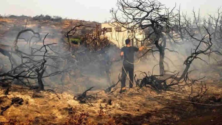 Rodos’ta mahsur kalan İngiliz tatilcilerin tahliyeleri sürüyor