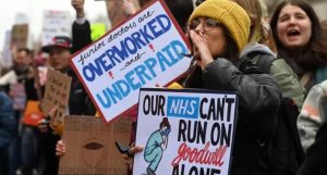 İngiltere’de genç doktorlar Ağustos’ta dört gün grev yapacak