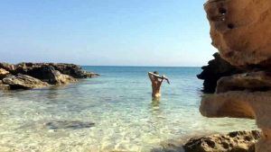 Belediyenin “çıplaklık yasaktır” tabelasını soyunarak protesto ettiler