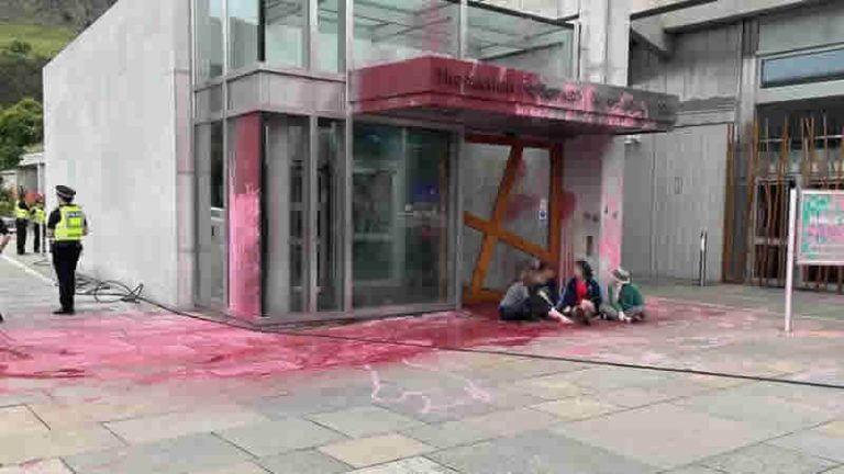 İklim protestocularından İskoç Parlamentosu’na boyalı saldırı