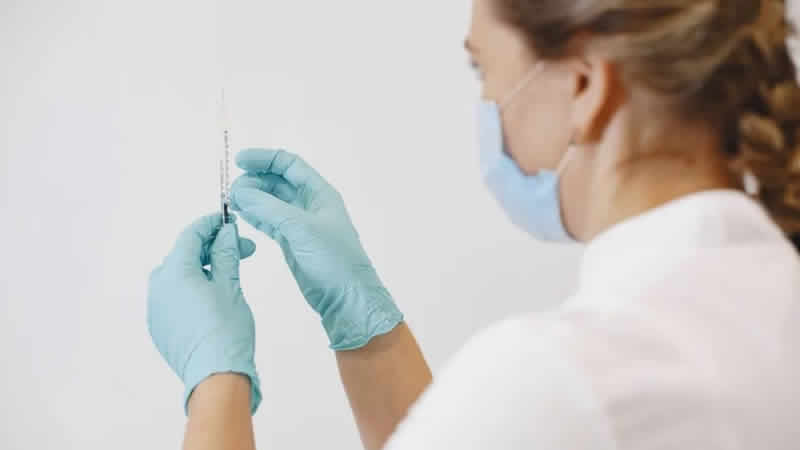 İngiltere, dünyada ilk kez 7 dakikada uygulanan kanser aşısını kullanıma sundu