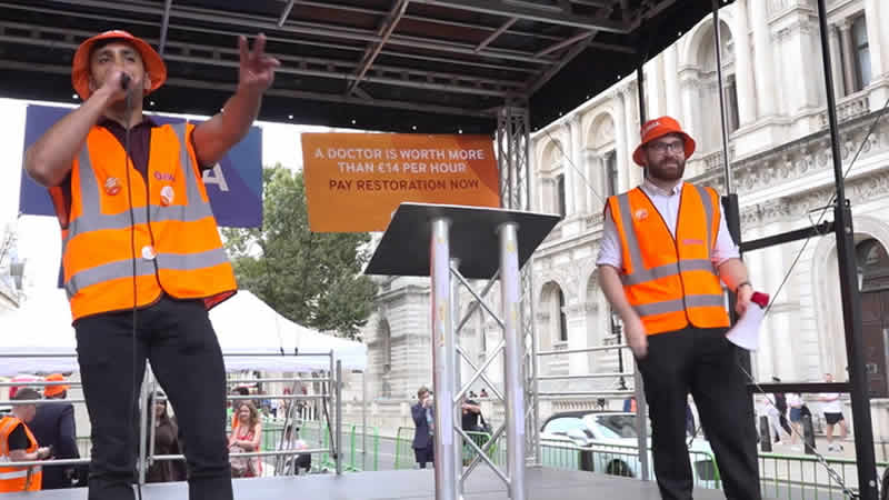 İngiltere’de genç doktorlar Başbakanlığa yürüdü