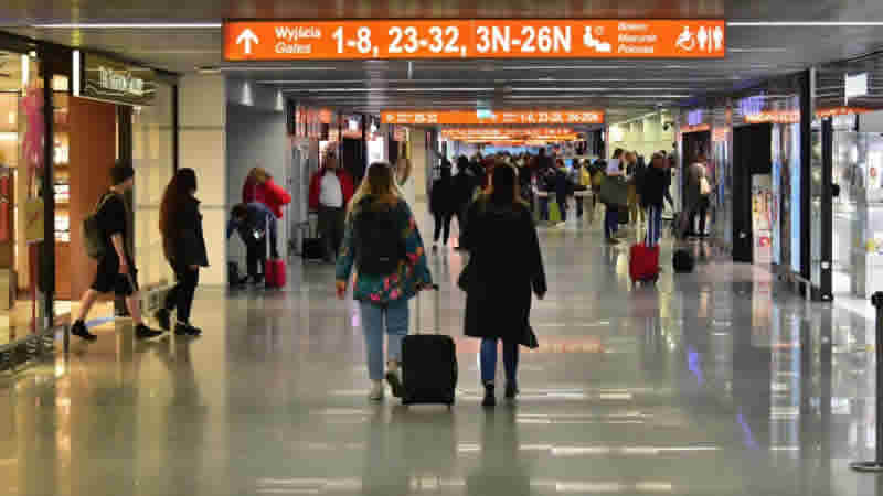 İngiltereden sonra Polonya Havalimanında kaos