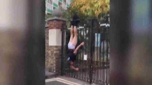 Londra’da şüpheliyi kovalayan polis, korkulukta asılı kaldı