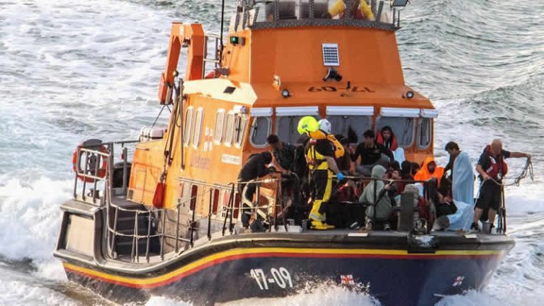 Manş Denizinde batan göçmen teknesinde 6 kişi hayatını kaybetti