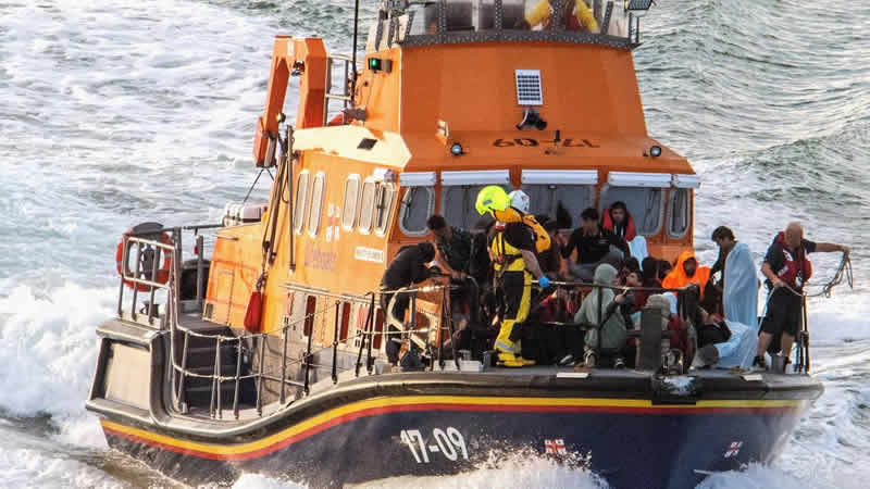 Manş Denizinde batan göçmen teknesinde 6 kişi hayatını kaybetti