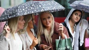 Yağışlı hava giysi satışlarını olumsuz etkiledi