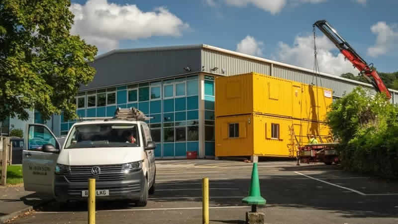 İngiltere’de 100’den fazla okul binası çökme tehlikesi nedeniyle kapatıldı