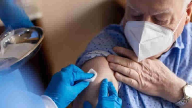 İngiltere’de bakım evlerinde yaşayanlar için takviye Covid aşısı başlıyor