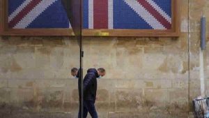 İngiltere’de hane halkı geliri 1.400 sterlin azaldı