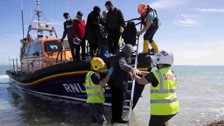 Keir Starmer: “İnsan kaçakçılığı terörizmle eşit muamele görmeli”
