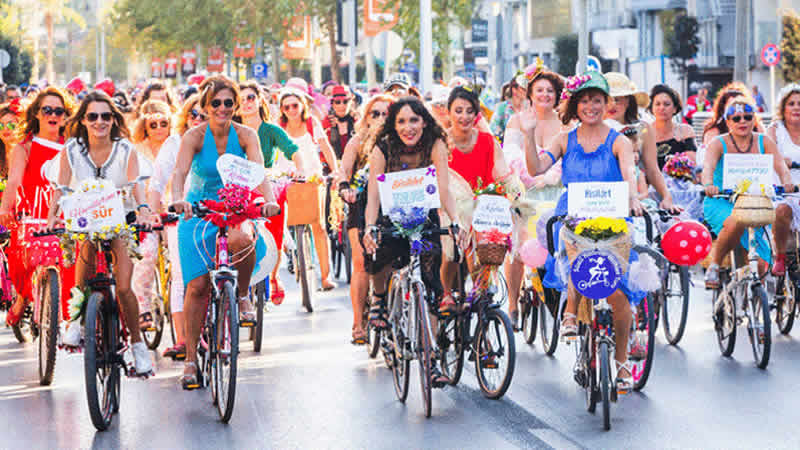 Londra’da ‘Süslü Kadınlar Bisiklet Turu’ pazar günü başlıyor