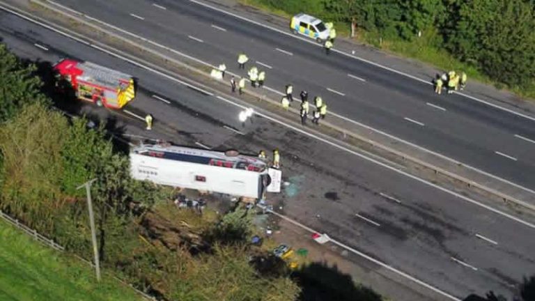 Merseyside’ta okul servisi otomobille çarpıştı: 2 kişi hayatını kaybetti