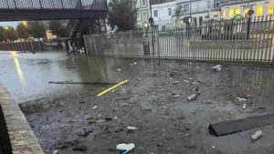 Hampshire ve Wight Adası’nda yollar sular altında kaldı