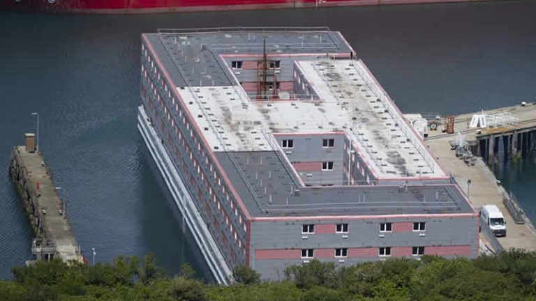 İngiltere’de bakteri nedeniyle boşaltılan Bibby Stockholm’e dönüşler başladı