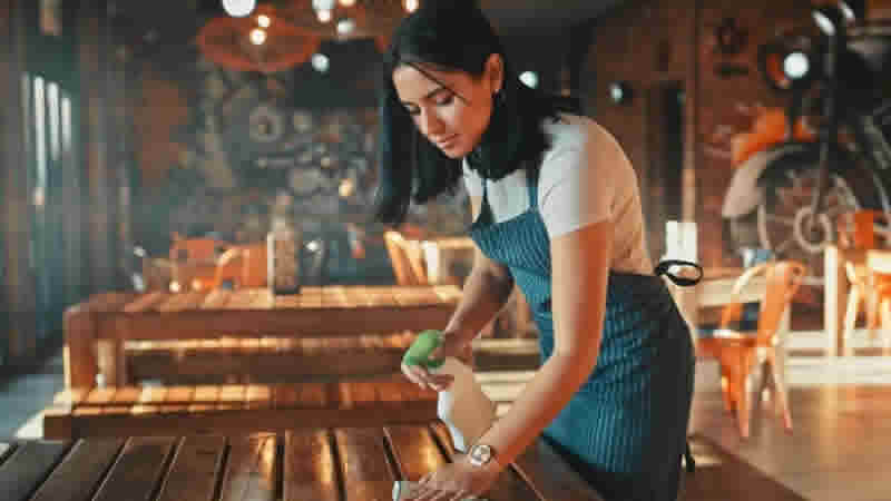 İngiltere’de saatlik asgari ücret 11 sterline çıkıyor