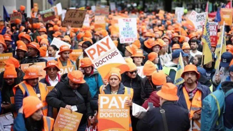 İngiltere’deki pratisyen ve uzman hekimler hükümetle grev görüşmeleri yapacak