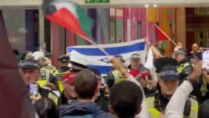 Londra’da Filistin ve İsrail destekçilerini polis ayırdı