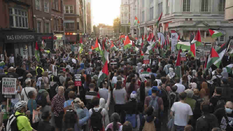 Londra’da binlerce kişi Filistin’e destek için toplandı