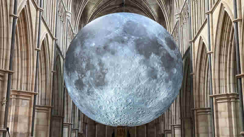 “Museum of the Moon” isimli sanat eseri Londra’da sergileniyor