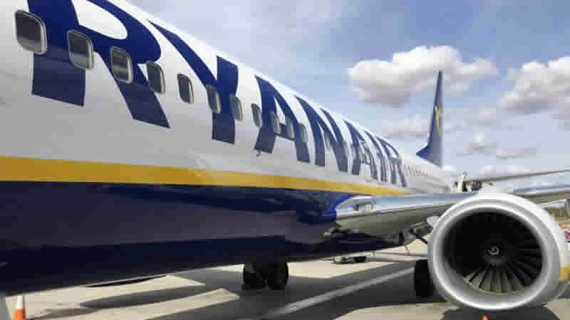 Stansted Havalimanı’nda uçakla, yer hizmetleri aracı çarpıştı