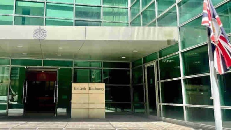 İngiltere, Beyrut Büyükelçiliği çalışanlarını geri çekti