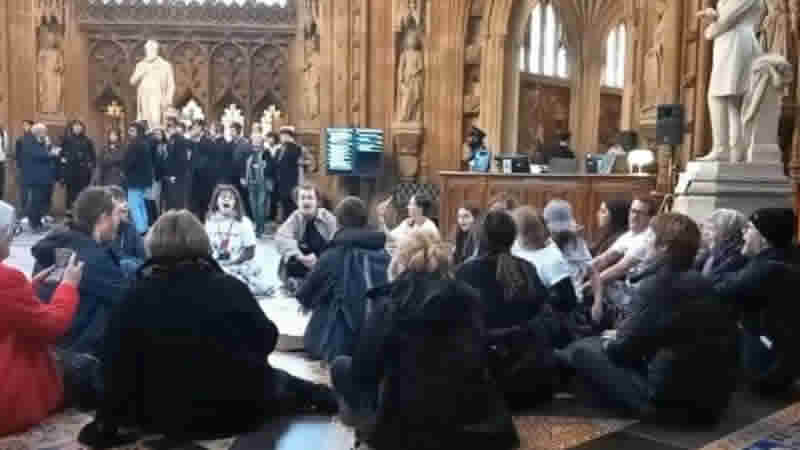 İngiltere Parlamentosu’nda Gazze’de ateşkes çağrısıyla oturma eylemi