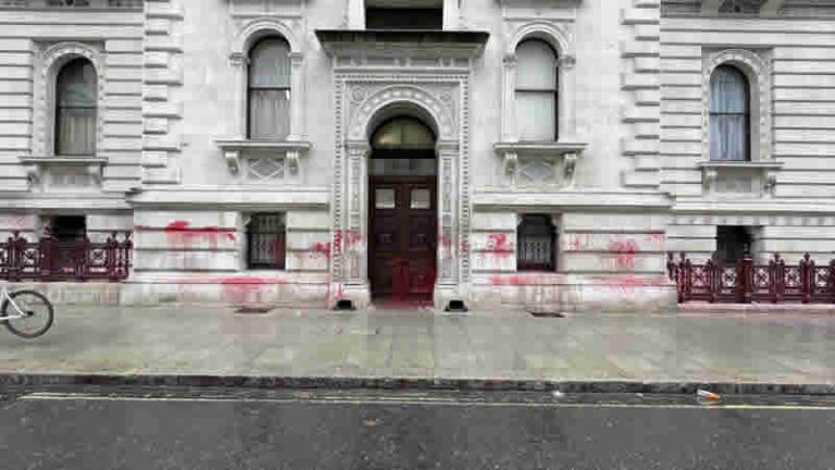 İngiltere’de Dışişleri Bakanlığı binasına kırmızı boyalı protesto