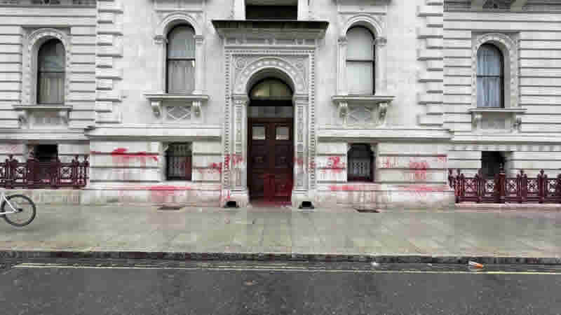 İngiltere’de Dışişleri Bakanlığı binasına kırmızı boyalı protesto