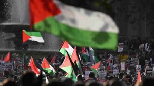 Filistin destekçileri İngiltere İçişleri Bakanı’na rağmen yürüyecek