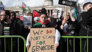 İngiltere’de on binlerce kişiden  Trafalgar Meydanı’nda “Gazze’de ateşkes” çağrısı