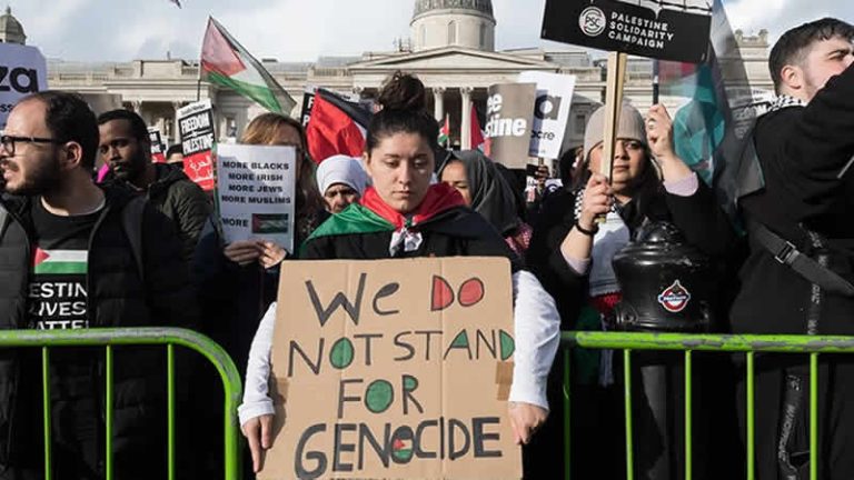 İngiltere’de on binlerce kişiden  Trafalgar Meydanı’nda “Gazze’de ateşkes” çağrısı