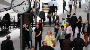 İngiltere’de temkinli tüketiciler harcamaları durduruyor