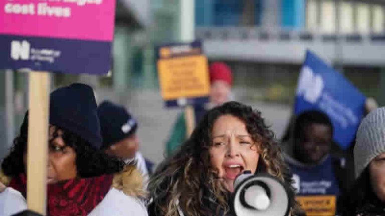 İngiltere’deki hemşirelerden doktorlara yapılan maaş teklifine tepki